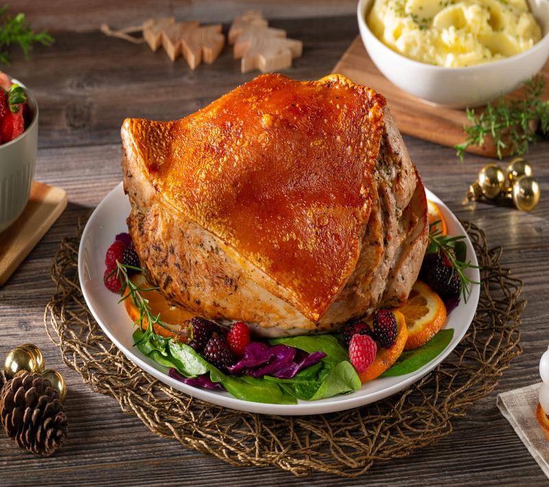 19254-Media pierna a las finas hierbas con ensalada frutal-1