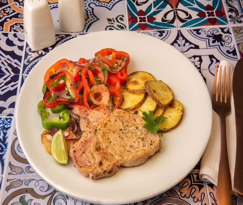 CHULETAS CON PAPAS Y CEBOLLAS