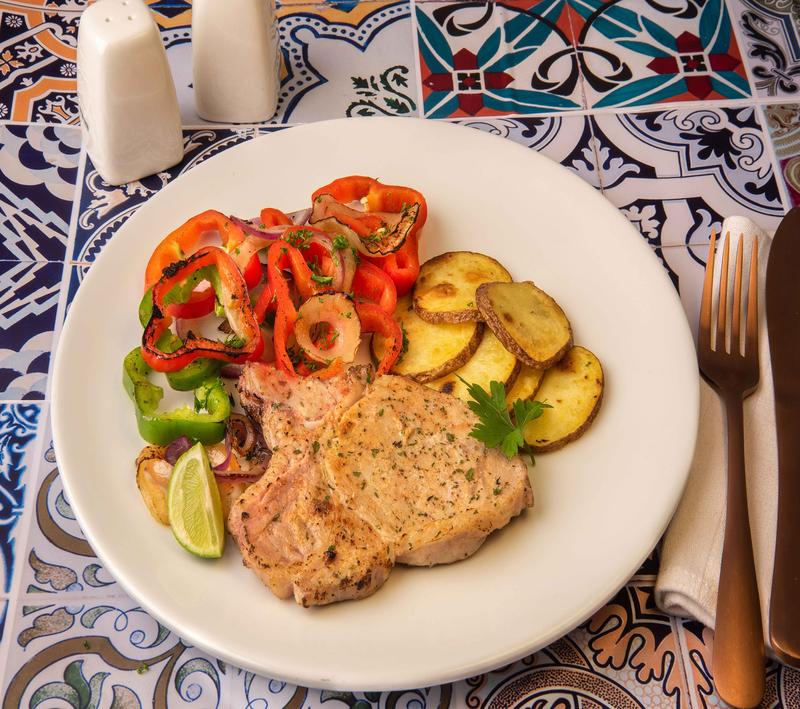Chuletas con papas y cebollas 1533