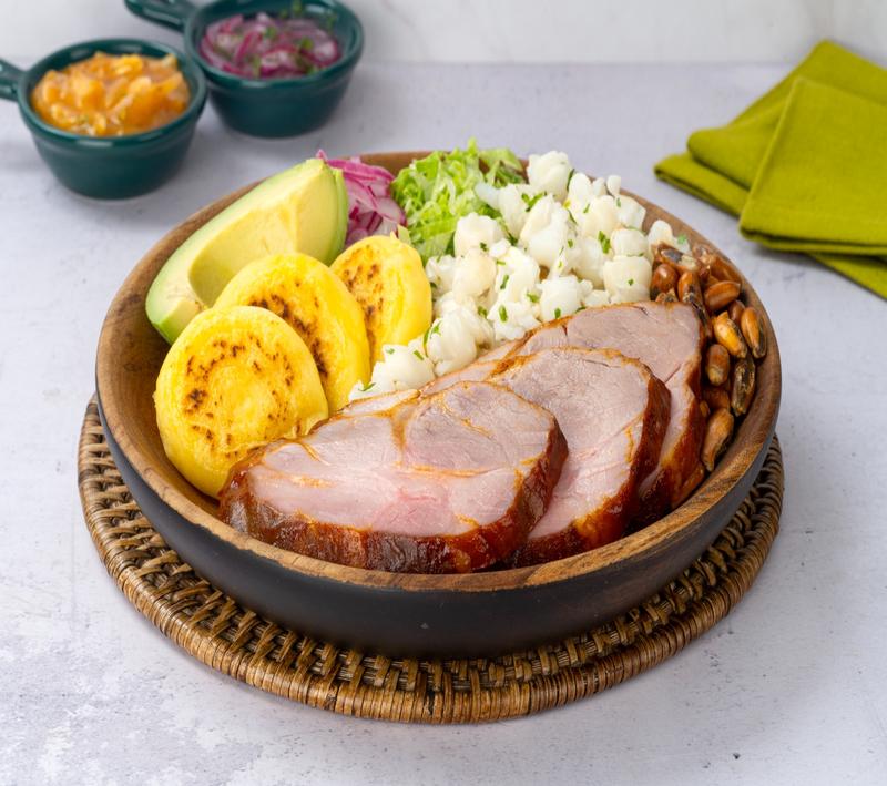 18705-Pernil con llapingachos y mote-1