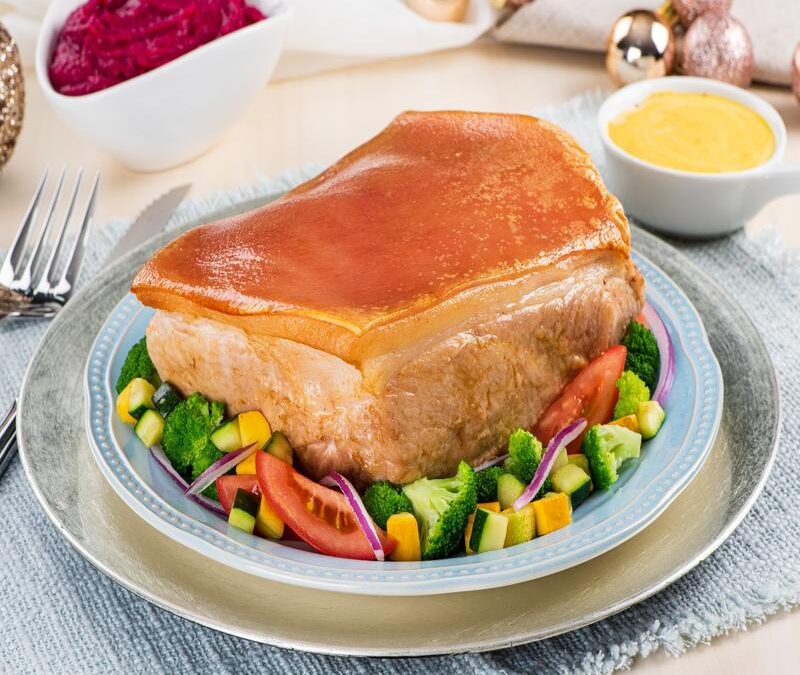 MEDIA PIERNA ADOBADA CON PURÉ DE REMOLACHA